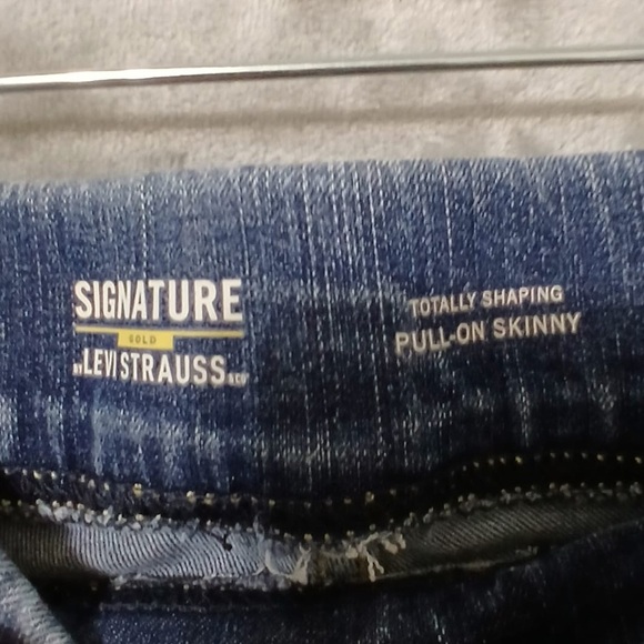 Signature by Levi Strauss Women Jeans Size 31x30 Pull On Skinny Totally Shaping - Picture 3 of 11